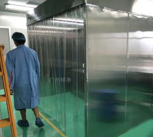 负压称量罩的空气经过两级过滤系统（高效过滤器除去99.99%的颗粒≥0．3μm以上的所有灰尘）进行自循环，设计符合药厂GMP要求。